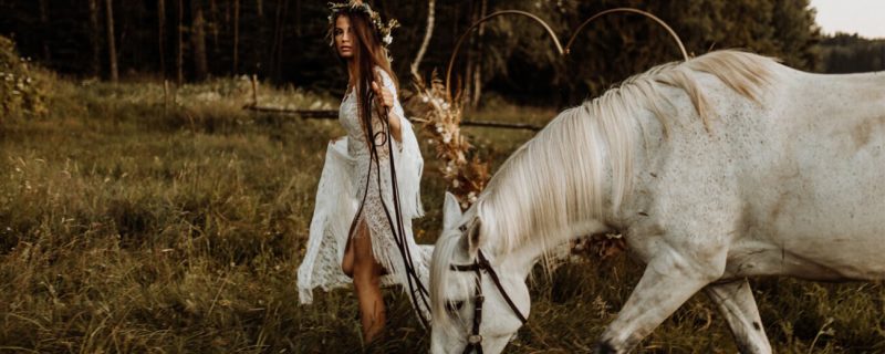 suknia ślubna boho wianek koń