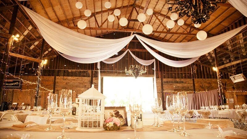 ślub w stylu rustykalnym dekoracje sala weselna
