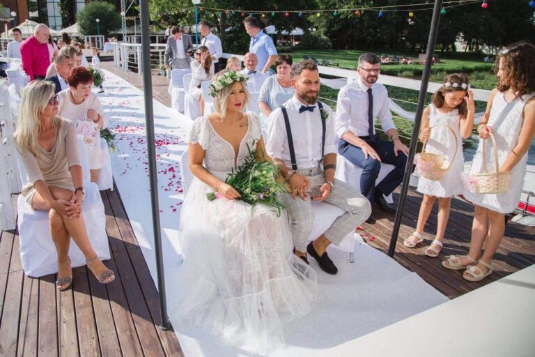 Suknia ślubna w stylu boho Porto 15 z dodatkowym krótkim rękawem.