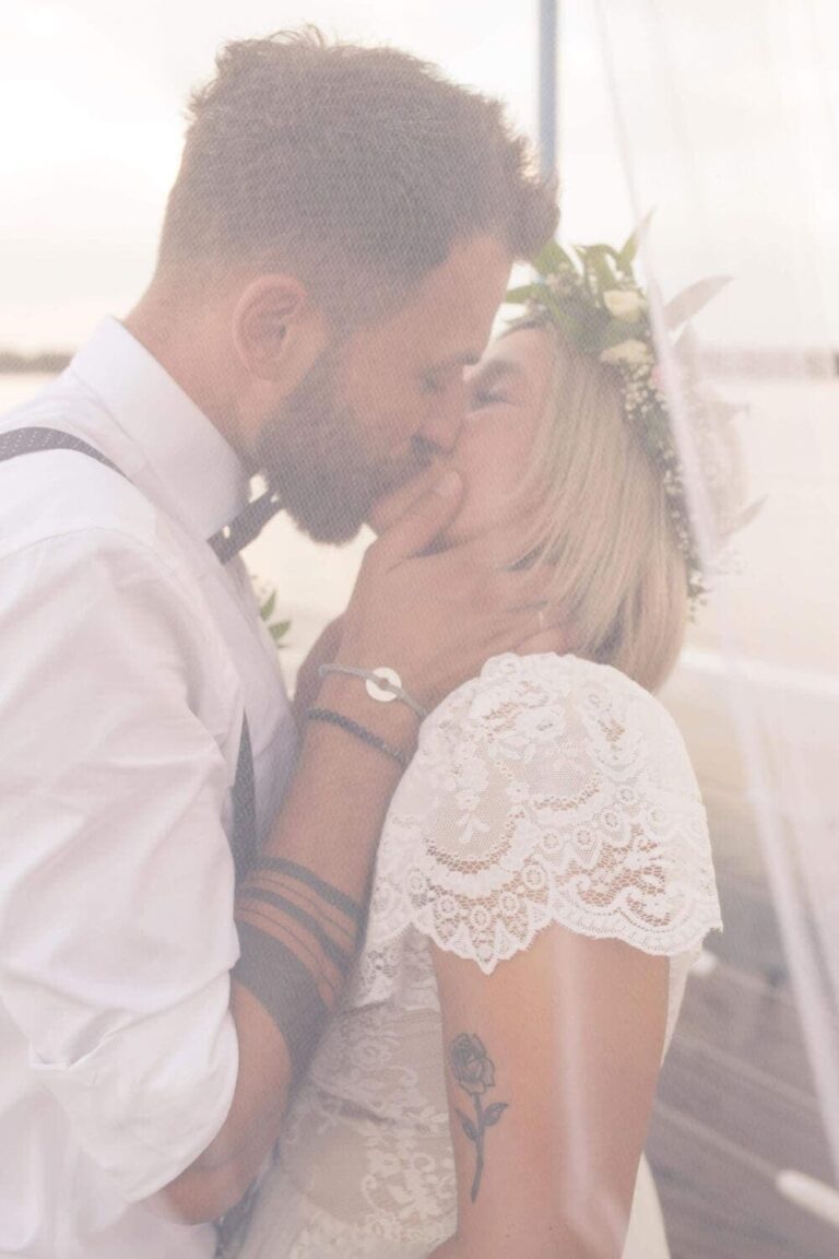 Suknia ślubna w stylu boho Porto 15 z dodatkowym krótkim rękawem.