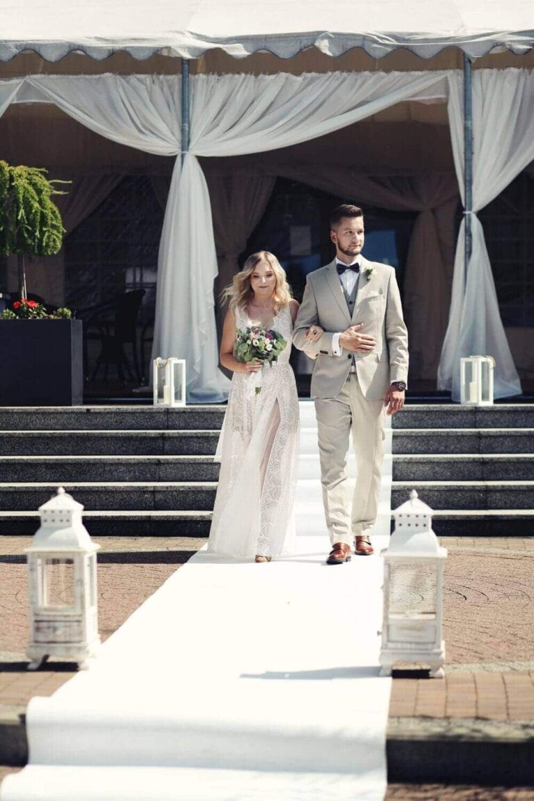 Suknia ślubna w stylu boho Porto 47 z tasiemką na plecach zamiast bogatej krawędzi koronki, a w spódnicy rozcięcie na nogę z wstawką z tiulu.