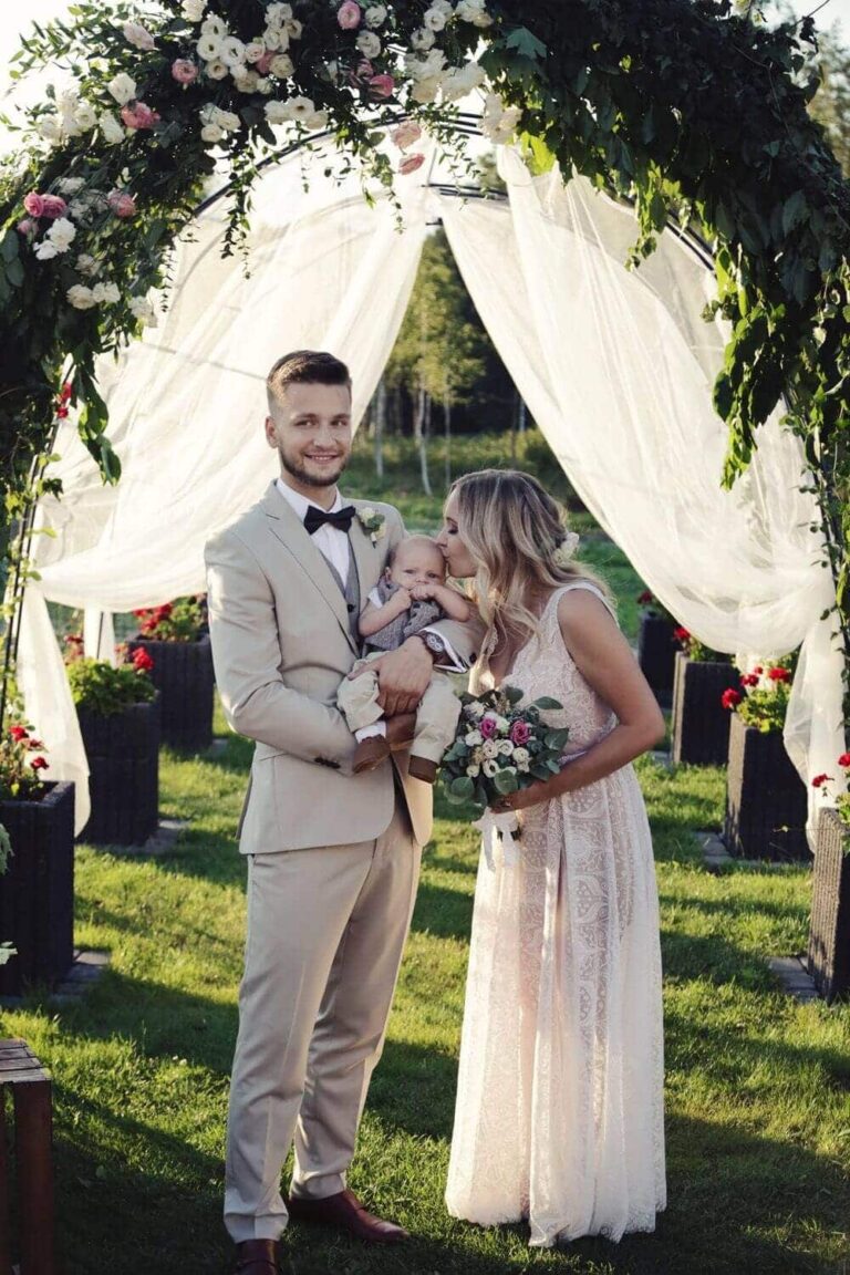 Suknia ślubna w stylu boho Porto 47 z tasiemką na plecach zamiast bogatej krawędzi koronki, a w spódnicy rozcięcie na nogę z wstawką z tiulu.