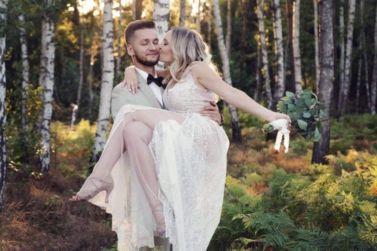 Suknia ślubna w stylu boho Porto 47 z tasiemką na plecach zamiast bogatej krawędzi koronki, a w spódnicy rozcięcie na nogę z wstawką z tiulu.