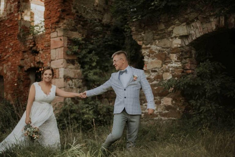 Suknia ślubna w stylu boho Porto 45 z cielista podszewką.