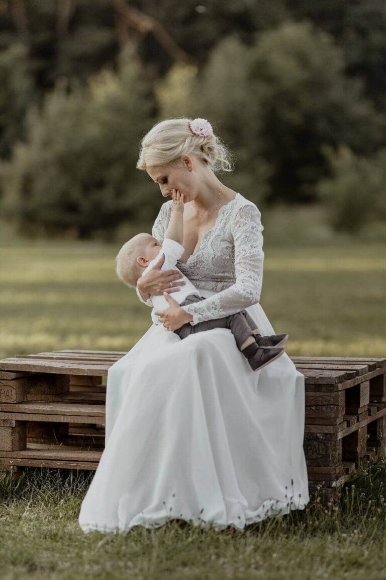 Suknia ślubna w stylu boho Porto 11 z gładkim szyfonem zamiast koronkowego dołu, i z warstwą tiulu pod spodem zamiast na wierzchu.