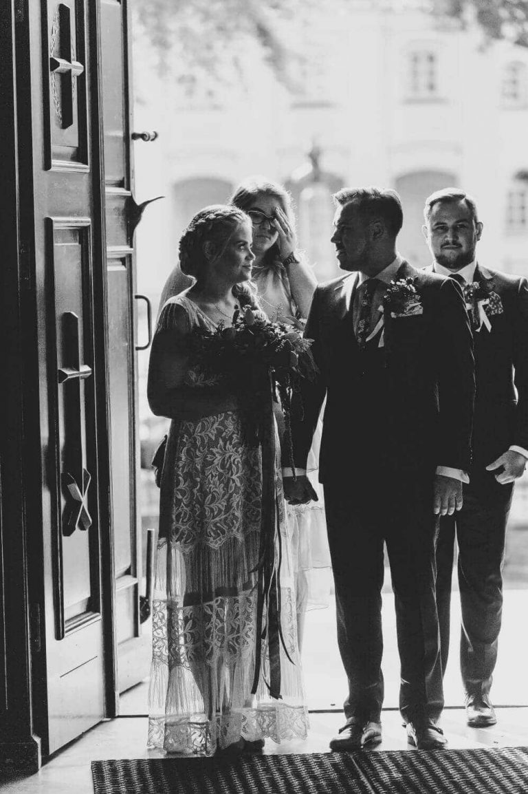 Suknia ślubna w stylu boho Porto 49 w której zrezygnowałyśmy z rękawów na rzecz wygodnych, szerokich ramiączek i i dekoltu V.