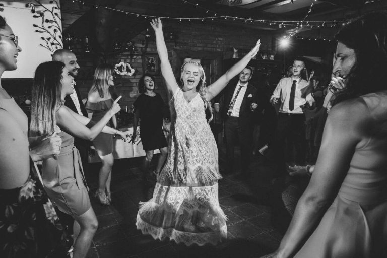 Suknia ślubna w stylu boho Porto 49 w której zrezygnowałyśmy z rękawów na rzecz wygodnych, szerokich ramiączek i i dekoltu V.