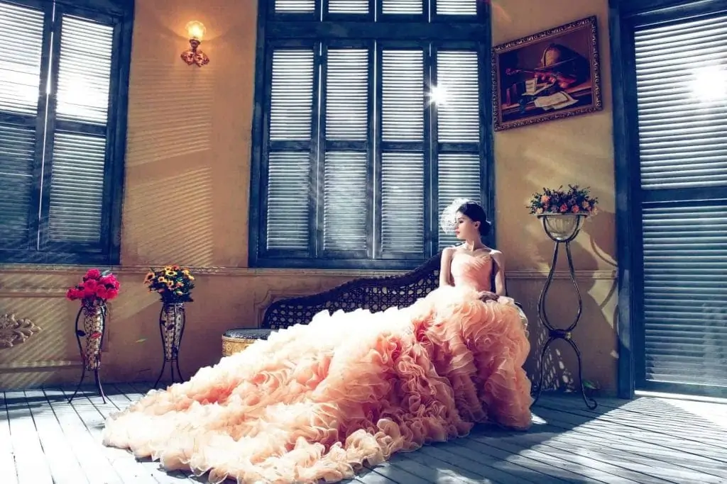 suknia ślubna różowa falbany
