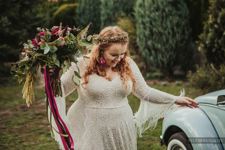 Suknia ślubna w stylu boho Porto 36 Plus Size, ale z rękawami jak w Porto 44 i dodatkowymi frędzlami na plecach.