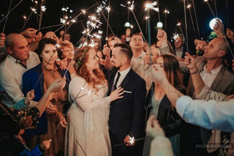 Suknia ślubna w stylu boho Porto 36 Plus Size, ale z rękawami jak w Porto 44 i dodatkowymi frędzlami na plecach.