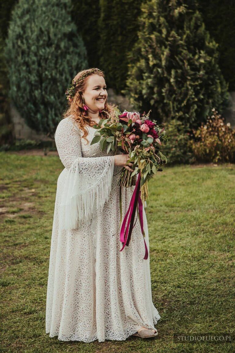 Suknia ślubna w stylu boho Porto 36 Plus Size, ale z rękawami jak w Porto 44 i dodatkowymi frędzlami na plecach.