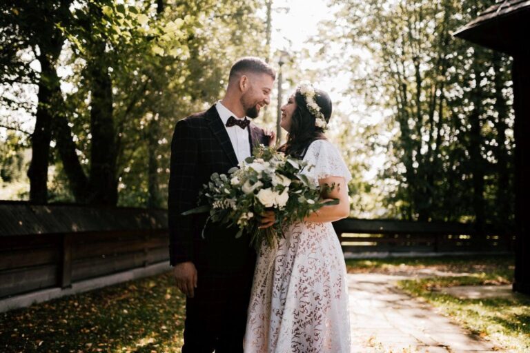 Suknia ślubna w stylu boho Santorini 1 Plus Size z dodatkowym rękawem z koła.