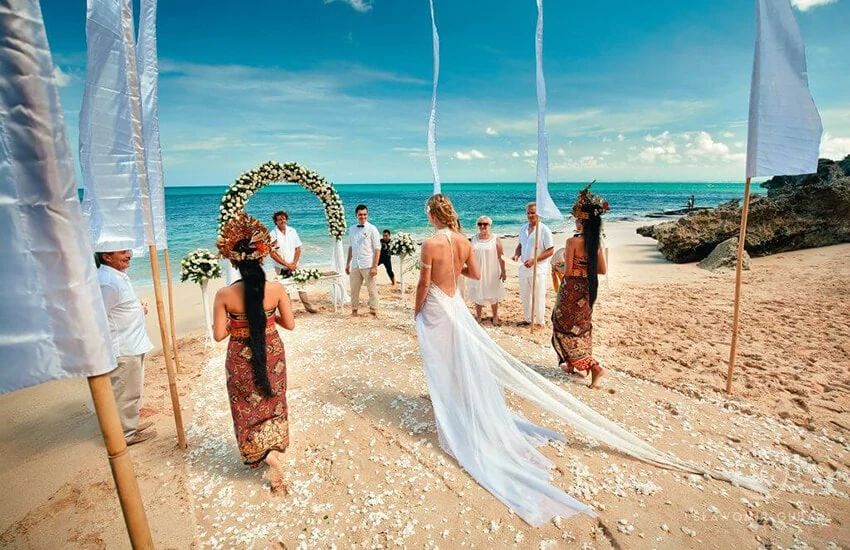 ślub na plaży w stylu boho