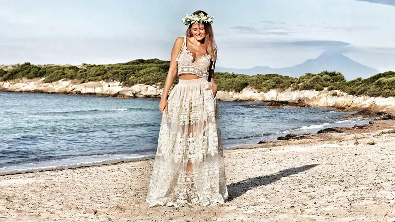 koronkowa suknia ślubna na plaży