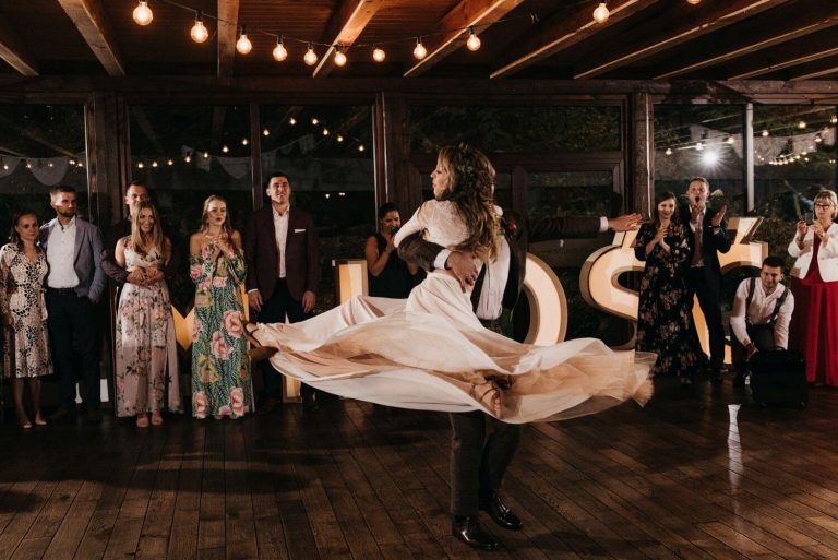 Suknia ślubna w stylu boho dwuczęściowa Porto 24 z szyfonem na dole, jak w Porto 23.