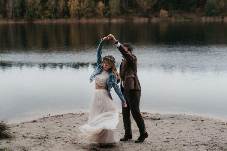 Suknia ślubna w stylu boho dwuczęściowa Porto 24 z szyfonem na dole, jak w Porto 23.