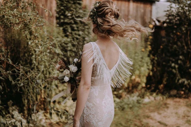 Suknia ślubna w stylu boho Porto 42 z dodatkowymi frędzlami na plecach i nogach