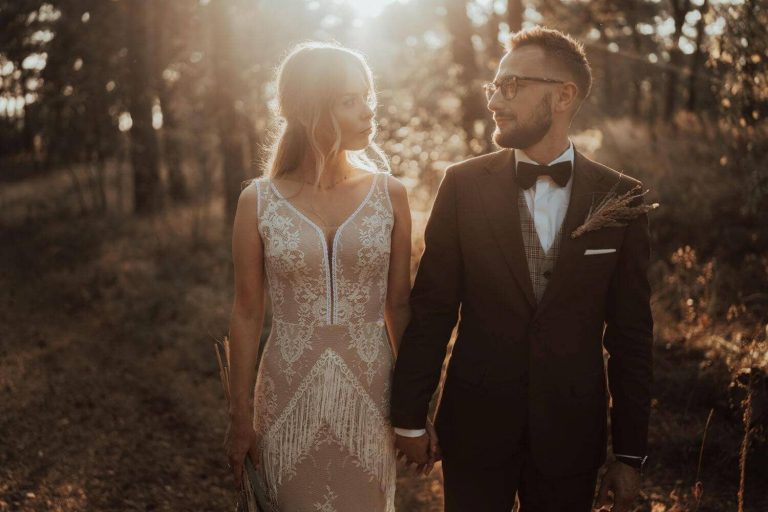 Suknia ślubna w stylu boho Porto 42 z dodatkowymi frędzlami na plecach i nogach