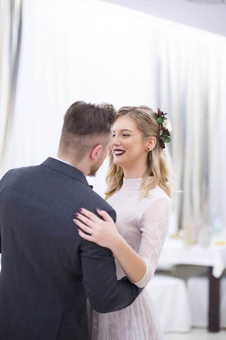 Suknia ślubna w stylu boho Porto 37 ze stójką.