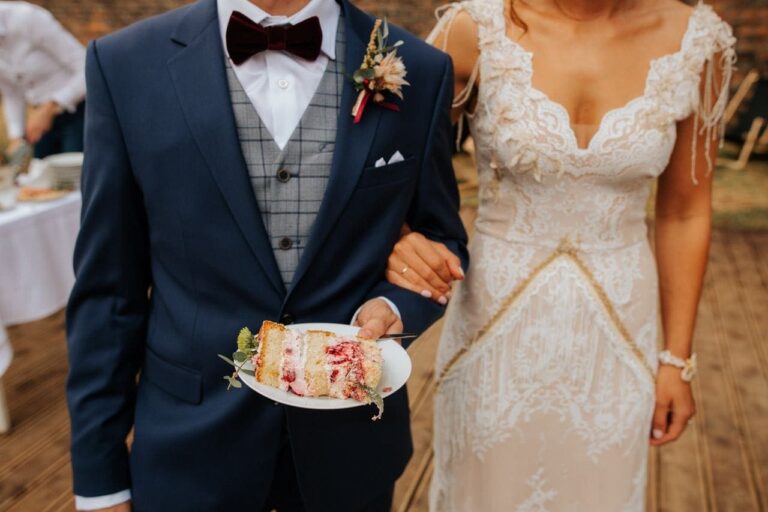 Suknia ślubna w stylu boho Porto 31 w której głęboko wycięliśmy plecy, dół został uszyty jak w Porto 42 i dodatkowo z frędzlami i aplikacjami 3d przy dekolcie.