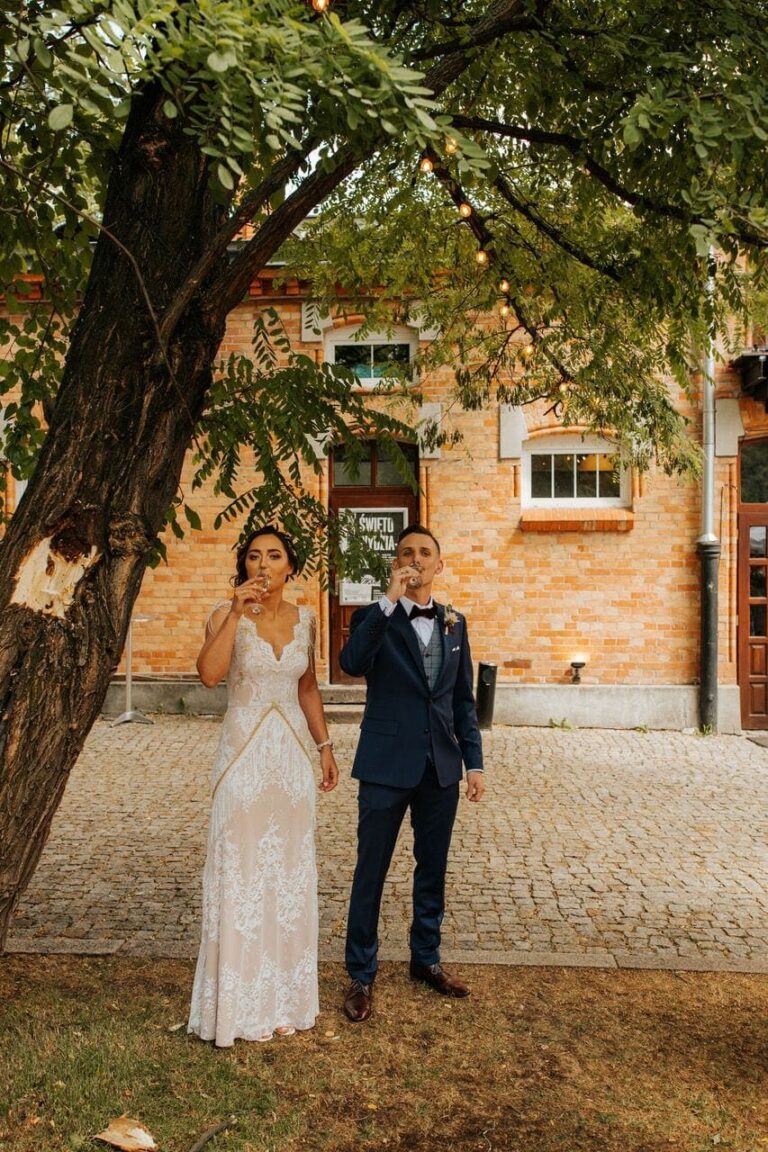 Suknia ślubna w stylu boho Porto 31 w której głęboko wycięliśmy plecy, dół został uszyty jak w Porto 42 i dodatkowo z frędzlami i aplikacjami 3d przy dekolcie.