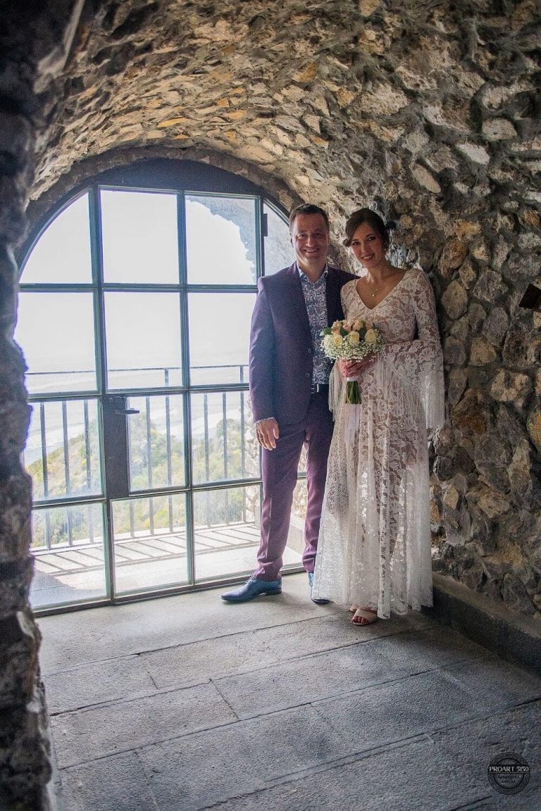 Suknia ślubna w stylu boho Porto 44, w której dekolt zamiast oryginalnej krawędzi koronki został wykończony tasiemką.