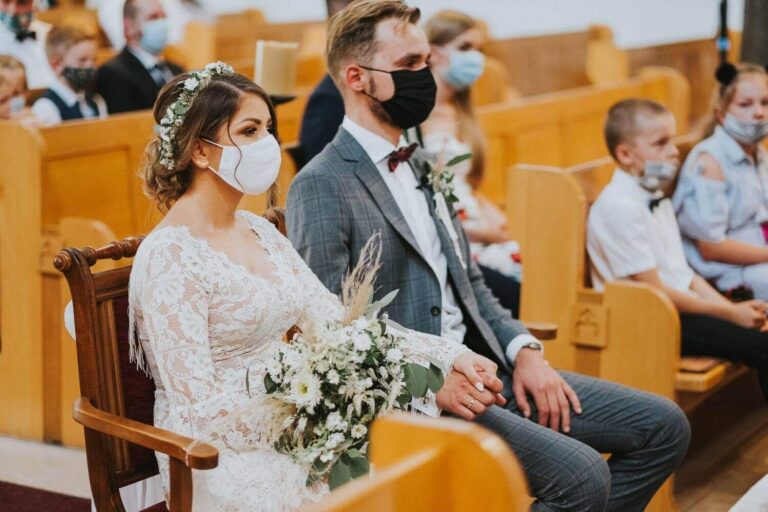 Suknia ślubna w stylu boho Porto 44 z frędzlami na plecach.