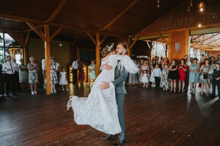 Suknia ślubna w stylu boho Porto 44 z frędzlami na plecach.
