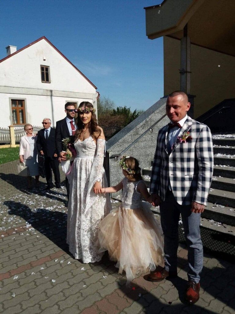 Suknia ślubna w stylu boho z inspiracji Porto 17, w wersję letniej na cienkich ramiączkach, tak aby wróżkowe rękawy były zakładane osobno.