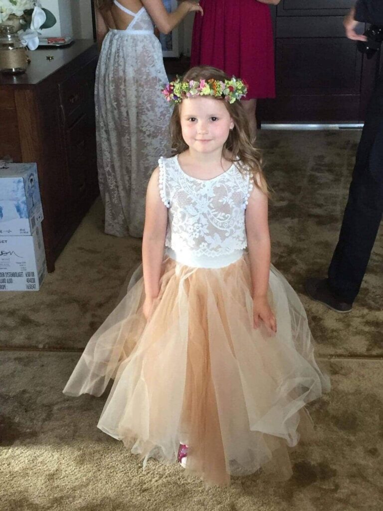 Suknia ślubna w stylu boho z inspiracji Porto 17, w wersję letniej na cienkich ramiączkach, tak aby wróżkowe rękawy były zakładane osobno.