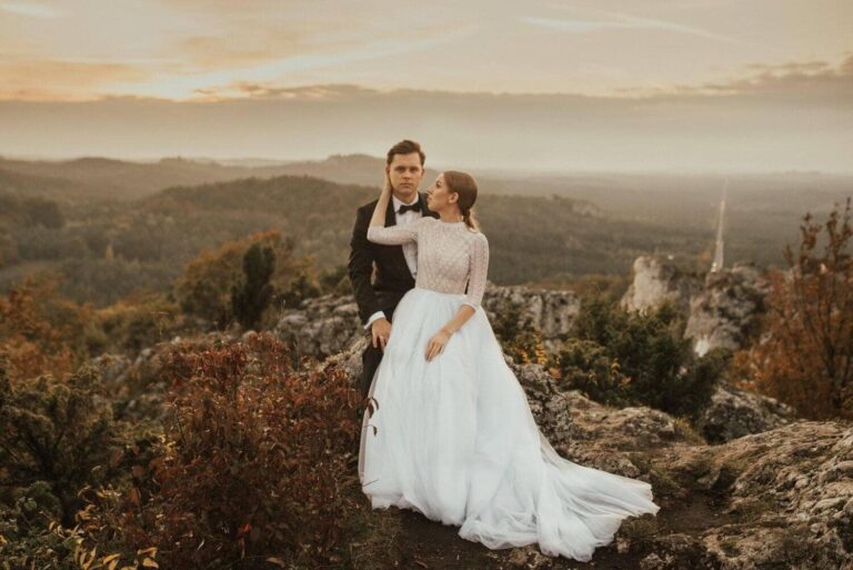 Suknia ślubna w stylu boho inspirowana modelem Santorini 7. Edyta marzyła o stójce, obcisłej, krótkiej spódnicy z koronki i osobno dopinanej, obszernej warstwie z białego tiulu.