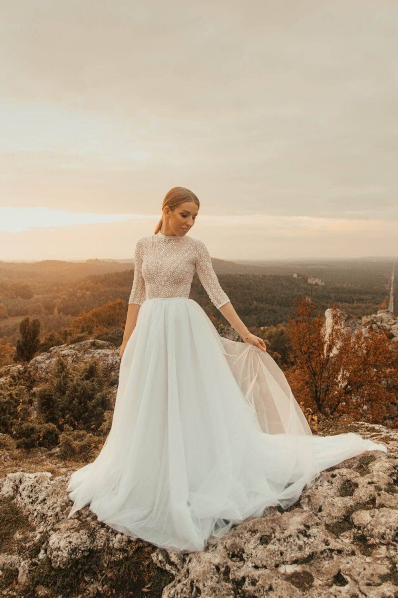 Suknia ślubna w stylu boho inspirowana modelem Santorini 7. Edyta marzyła o stójce, obcisłej, krótkiej spódnicy z koronki i osobno dopinanej, obszernej warstwie z białego tiulu.