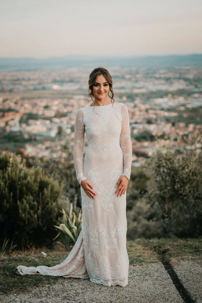 Suknia ślubna w stylu boho Porto 30 z dodatkowym trenem i na piaskowej podszewce zamiast cielistej.