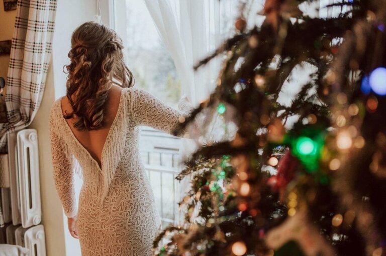 Suknia ślubna w stylu boho Porto 46 z dekoltem z sukni Porto 48.