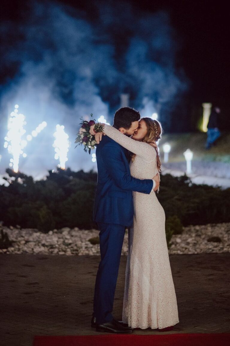 Suknia ślubna w stylu boho Porto 46 z dekoltem z sukni Porto 48.