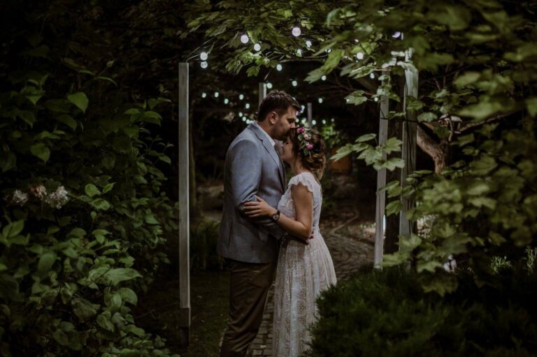 Suknia ślubna w stylu boho Porto 47, ale ze spódnicą uszytą z pełnego koła zamiast półkola, oraz z dodatkowym motylkiem.