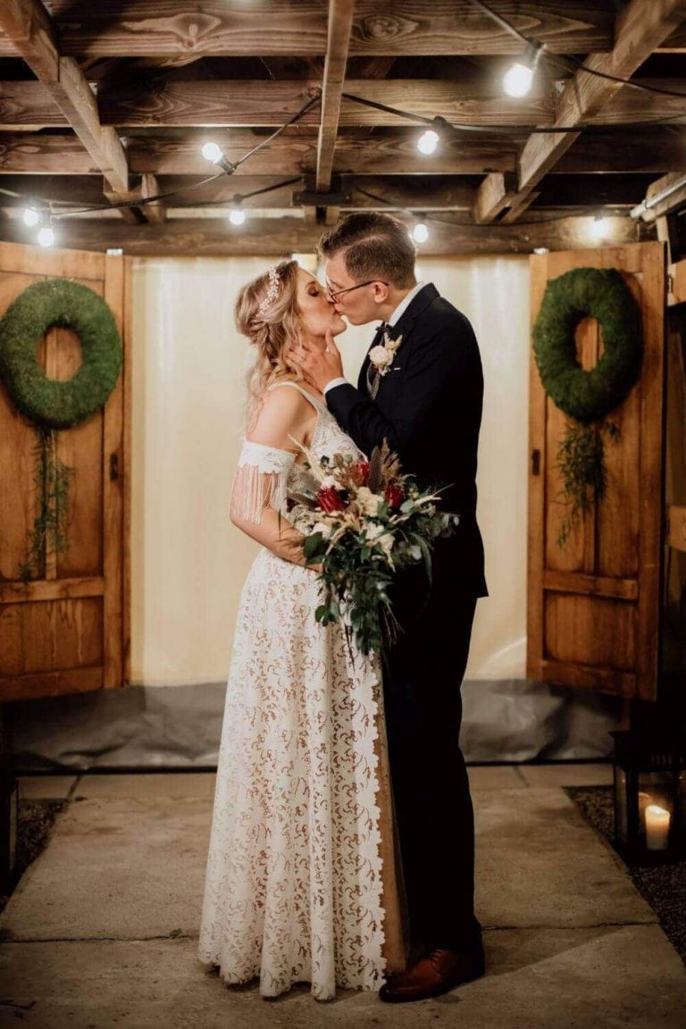 Suknia ślubna w stylu boho Santorini 1 z dodatkowymi rękawkami nakładanymi na ręce.