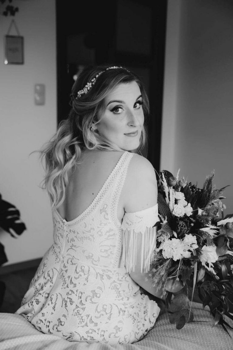 Suknia ślubna w stylu boho Santorini 1 z dodatkowymi rękawkami nakładanymi na ręce.