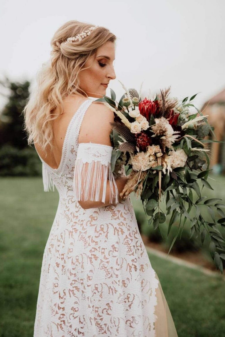 Suknia ślubna w stylu boho Santorini 1 z dodatkowymi rękawkami nakładanymi na ręce.