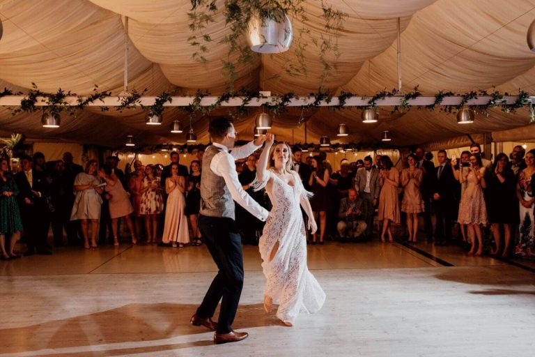 Suknia ślubna w stylu boho Santorini 1 z dodatkowymi rękawkami nakładanymi na ręce.