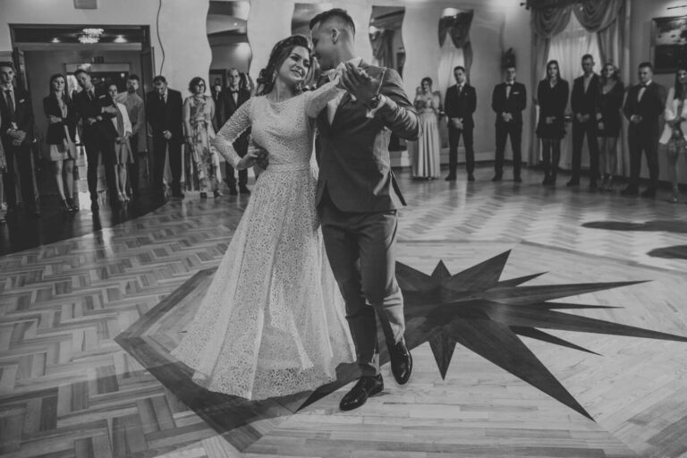 Suknia ślubna w stylu boho Porto 29, bez rozporka na nogę i cała zabudowana koronką aż pod szyję.