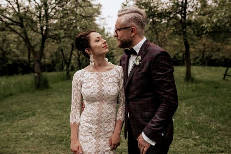 Suknia ślubna w stylu boho Porto 39 / Porto 53 z rękawem 3/4 zamiast długiego, dodatkowymi frędzlami na plecach, obcisłym dołem zamiast luźnego.