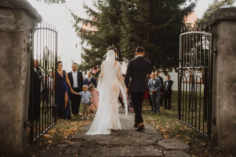 Suknia ślubna w stylu boho Porto 42 z rękawami jak w projekcie Porto 17.