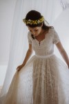 Suknia ślubna w stylu boho Porto 52 z dodatkowym krótkim rękawkiem i paskiem.