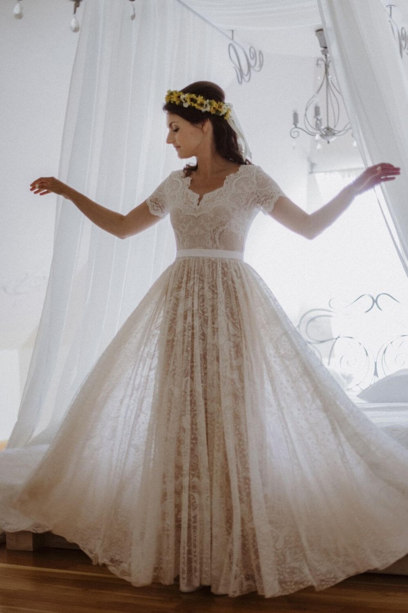 Suknia ślubna w stylu boho Porto 52 z dodatkowym krótkim rękawkiem i paskiem.