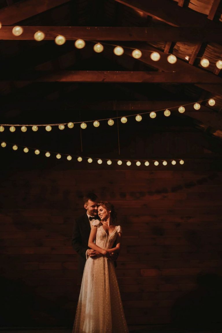 Suknia ślubna w stylu boho Santorini 1 z dodatkowym krótkim rękawem oraz zakładaną na wierzch spódnicą z organtyny w groszki.