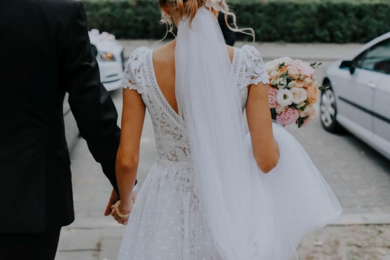 Suknia ślubna w stylu boho Santorini 1 z dodatkowym krótkim rękawem oraz zakładaną na wierzch spódnicą z organtyny w groszki.