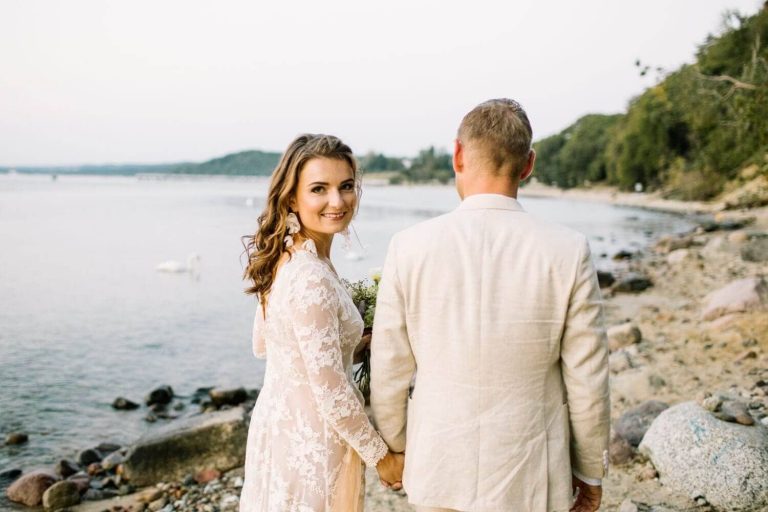 Suknia ślubna w stylu boho zmieniona Barcelona 19 - góra sukni z długimi rękawami i dekoltem v uszyta cała z tej samej koronki.