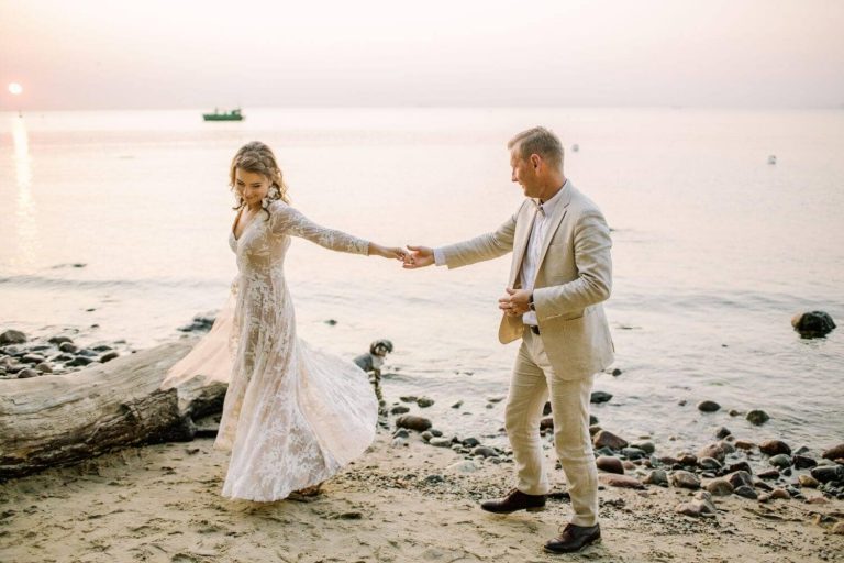 Suknia ślubna w stylu boho zmieniona Barcelona 19 - góra sukni z długimi rękawami i dekoltem v uszyta cała z tej samej koronki.