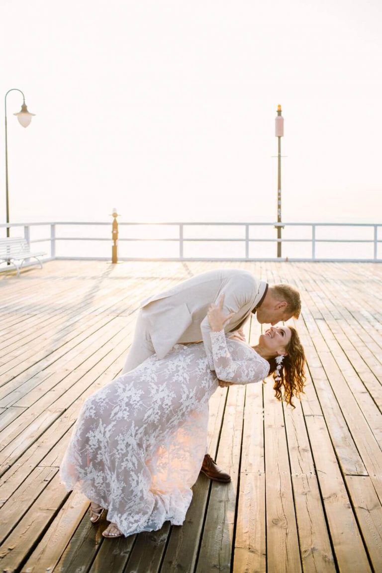 Suknia ślubna w stylu boho zmieniona Barcelona 19 - góra sukni z długimi rękawami i dekoltem v uszyta cała z tej samej koronki.